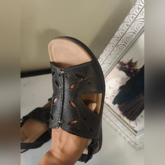 Earth Origins Tawny Trish Black Sandals - Picture 3 of 9